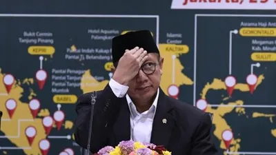 Menteri Agama Lukman Hakim Saifuddin menyampaikan hasil Sidang Isbat penentuan awal Ramadan 1440 Hijriah di Kementerian Agama, Jakarta, Minggu (5/5/19). Pemerintah mengumumkan 1 Ramadhan 1440 Hijriah jatuh pada Senin, 6 Mei 2019. ANTARA FOTO/Puspa Perwitasari/aww.
