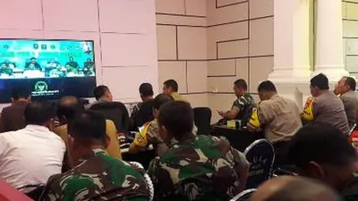Jelang pelaksanaan puncak pesta demokrasi 2019, Menteri Koordinator Bidang Politik Hukum dan Keamanan, Wiranto melakukan Video conference dengan seluruh kepala daerah untuk memberikan sejumlah arahan termasuk dengan pejabat daerah Kota Bogor yang dilakukan di Mapolresta Bogor, Senin (15/4/2019).