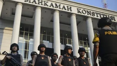 ersonel Samapta Polri bersiap melakukan pengamanan di sekitar Gedung Mahkamah Konstitusi (MK), Jakarta, Rabu (26/6/2019). Sebanyak 13.747 personel gabungan TNI-Polri disiagakan jelang putusan sidang Perselisihan Hasil Pemilihan Umum (PHPU) Pilpres 2019 di Mahkamah Konstitusi (MK), Kamis (27/6). ANTARA FOTO/Nova Wahyudi