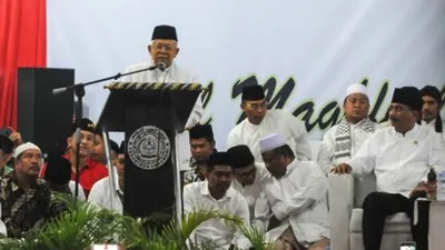 Cawapres nomor urut 01 Maruf Amin memberikan sambutan pada peringatan Haul ke-126 Syekh Nawawi Al-Bantani di Pondok Pesantren An-Nawawi di Tanara, Serang, Banten, Jumat (28/6/2019). Peringatan Haul ke-126 Syekh Nawawi Al-Bantani dirayakan setiap tahun pada akhir bulan syawal yang diisi dengan berbagai macam kegiatan keagamaan. ANTARA FOTO/Muhammad Bagus Khoirunas/af/ama.