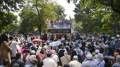 Massa Mulai Maju ke Arah Barikade Kawat Berduri