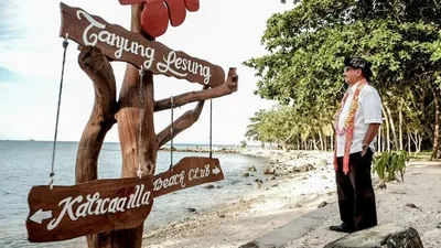 Menteri Pariwisata Arief Yahya saat meninjau Pantai Tanjung Lesung, Banten, Senin (1/4/2019). Kunjungan ke Tanjung Lesung dalam upaya membangkitkan kembali objek wisata di Banten yang terpuruk akibat dilanda tsunami 22 Desember 2018. (Dokumentasi Kementerian Pariwisata).