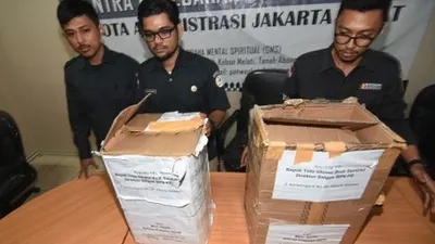 Petugas Bawaslu Jakarta Pusat menunjukkan kardus berisi ribuan form C1 Pemilu yang diamankan polisi dari sebuah mobil yang melaju di kawasan Menteng, Jakarta, di Gedung Bawaslu Jakarta Pusat, Senin (6/5/2019). Pihak Bawaslu mengatakan masih akan melakukan investigasi dan pemeriksaan terhadap temuan ribuan form C1 dari wilayah Boyolali dan sejumlah daerah lainnya tersebut. ANTARA FOTO/Indrianto Eko Suwarso/ama.