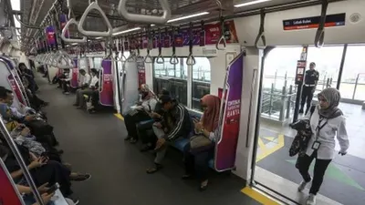 Penumpang menaiki kereta MRT pada hari pertama fase operasi secara komersial (berbayar) di Stasiun MRT Lebak Bulus, Jakarta, Senin (1/4/2019). PT MRT Jakarta mulai memberlakukan fase operasi secara komersial (berbayar) dengan potongan harga 50 persen kepada penumpang selama bulan April 2019. ANTARA FOTO/Nova Wahyudi/wsj.