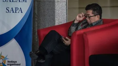 Mantan Deputi Gubernur Bank Indonesia Muliaman D Hadad menunggu di ruang tunggu untuk menjalani pemeriksaan di Gedung KPK, Jakarta, Senin (27/5/2019). Muliaman D Hadad menjalani pemeriksaan untuk penyelidikan kasus Bank Century. ANTARA FOTO/Aprillio Akbar/ama.