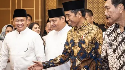 Presiden Joko Widodo (kedua kanan), Ketua Umum DPP Partai Golkar Airlangga Hartarto (kedua kiri), Ketua DPR Bambang Soesatyo (kiri), dan Menteri Koordinator Bidang Kemaritiman Luhut Binsar Pandjaitan (kanan) berbincang saat menghadiri acara Buka Puasa Bersama Partai Golkar, di Jakarta, Minggu (19/5/2019). Kegiatan tersebut mengangkat tema Menjemput Kemenangan Ramadhan. ANTARA FOTO/Aprillio Akbar/foc.