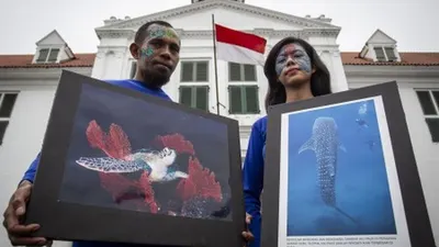 Ilustrasi--Aktivis Greenpeace melakukan kampanye tentang perlindungan laut di kawasan Museum Fatahillah, Jakarta, Minggu (19/5/2019). Kegiatan tersebut digelar jelang peringatan Hari Laut Sedunia yang berisi ajakan dan gerakan untuk memperkuat perlindungan laut global dan Indonesia karena kondisi laut saat ini terus dalam ancaman serius dari penangkapan ikan berlebih, pencemaran dan perubahan iklim. ANTARA FOTO/Dhemas Reviyanto/foc.