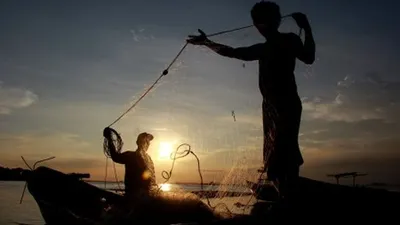 Siluet nelayan merapikan jaringnya di Perairan Tanjung Peni, Kota Cilegon, Banten Rabu (27/3/2019). Badan Meteorologi, Klimatologi dan Geofisika (BMKG) mengimbau warga di sepanjang pesisir pantai di Banten untuk mewaspadai gelombang tinggi dan hembusan angin kencang dengan kecepatan hingga 30 kilometer per jam yang terjadi hingga awal April 2019. ANTARA FOTO/Dziki Oktomauliyadi/af/aww.