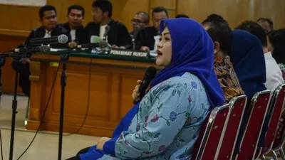 Terdakwa kasus dugaan suap perizinan Meikarta, Neneng Hasanah Yasin (kiri) menjawab pertanyaan Jaksa Penuntut Umum saat menjalani sidang dengan agenda pemeriksaan terdakwa di Pengadilan Tipikor, Bandung, Jawa Barat, Rabu (10/4/2019). Dalam sidang tersebut, Jaksa Penuntut Umum KPK memberikan beberapa pertanyaan kepada Mantan Bupati Bekasi itu guna memberikan keterangan terkait dugaan suap perizinan Meikarta. ANTARA FOTO/Raisan Al Farisi/hp.
