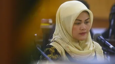 Terdakwa kasus suap perizinan proyek Meikarta yang juga Bupati Bekasi nonaktif Neneng Hassanah Yasin menjalani sidang lanjutan di Pengadilan Tipikor pada Pengadilan Negeri Bandung, Jalan RE Martadinata, Kota Bandung, Rabu (8/5/2019). (Irfan Al-Faritsi/ayobandung.com)  --------- Artikel ini sudah Terbit di AyoBandung.com, dengan Judul Neneng Hasanah Yasin Dituntut Kurungan Penjara 7 Tahun 6 Bulan, pada URL https://www.ayobandung.com/read/2019/05/08/51804/neneng-hasanah-yasin-dituntut-kurungan-penjara-7-tahun