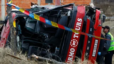 (Arsip Foto) - Penyelidik forensik berada di lokasi kecelakaan bus dekat Skopje, Makedonia Utara, Kamis (14/2/2019). (REUTERS/OGNEN TEOFILOVSKI)