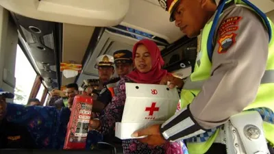 Petugas memeriksa kelengkapan alat pemadam dan obat-obatan bus di Terminal Slawi, Dukuh salam, Kabupaten Tegal, Jawa Tengah, Jumat (17/5/2019). Pemeriksaan supir bus oleh Dinas Kesehatan dan Polres Tegal tersebut untuk memantau kesehatan dan kesiapan para supir guna menekan angka kecelakaan, memberikan keamanan dan kenyamanan penumpang yang mudik Lebaran. ANTARA FOTO/Oky Lukmansyah/nz