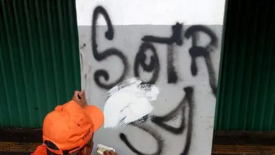 Petugas PPSU Kelurahan Keagungan, Jakarta Barat, mengecat tembok bekas coretan vandalisme, di Jakarta, Selasa, (25/06/2019) (Istimewa)