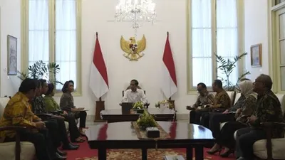 Presiden Joko Widodo (tengah) didampingi Mensesneg Pratikno (kelima kanan) menerima Ketua Panitia Seleksi calon pimpinan Komisi Pemberantasan Korupsi (KPK) periode 2019-2023 Yenti Ganarsih (keempat kiri) bersama anggota di Istana Merdeka, Jakarta, Senin (17/6/19). Presiden berharap Pansel KPK menghasilkan calon pimpinan KPK dengan kemampuan managerial dan menguasai dinamika pemberantasan korupsi. ANTARA FOTO/Puspa Perwitasarinz.