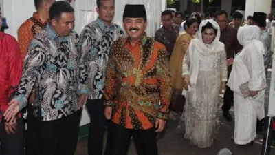 Panglima TNI Marsekal TNI Hadi Tjahjanto (kiri) didampingi Istrinya usai menyambangii kediaman Presiden ke-5 Megawati Soekarnoputri saat halalbihalal,Jakarta, Rabu (5/6/2019). Presiden ke-5 Megawati Soekarnoputri menggelar halal bihalal di kediamannya di Jalan Teuku Umar, Menteng, Jakarta Pusat pada Hari Raya Idul Fitri 2019, 1 Syawal 1440 H. ANTARA FOTO/Reno Esnir/hp/