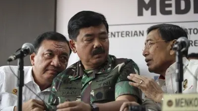 Menko Polhukam Wiranto (kanan) bersama Panglima TNI Marsekal TNI Hadi Tjahjanto (tengah) dan Kepala BIN Budi Gunawan (kiri) saat menyampaikan perkembangan pascakerusuhan di Jakarta dini hari tadi, di kantor Kemenko Polhukam, Jakarta, Rabu (22/5/2019). Menko Polhukam mengatakan Pemerintah sudah mengetahui dalang dari aksi kerusuhan yang terjadi setelah unjuk rasa di depan Bawaslu dan memastikan aparat keamanan akan menindak tegas secara hukum. ANTARA FOTO/Dhemas Reviyanto/hp.