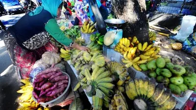 Ilustasi--Pedagang menata pisang dagangannya di Pasar 17 Agustus, Pamekasan, Jawa Timur, Minggu (5/5/2019). Sejumlah pedagang buah musiman dari beberapa daerah memanfaatkan momentum bulan Ramadhan 1440 H untuk menjajakan dagangannya di pasar tersebut. ANTARA FOTO/Saiful Bahri/ama.