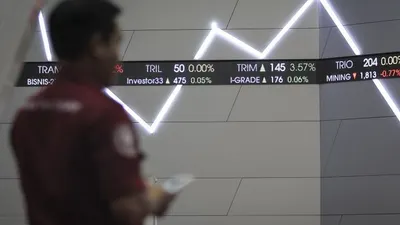 Seorang pria mengamati layar pergerakan Indeks Harga Saham Gabungan (IHSG) di gedung Bursa Efek Indonesia, Jakarta. (ANTARA FOTO/Dhemas Reviyanto)
