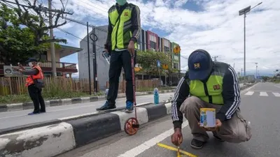 Ilustrasi--  Petugas mengukur jalan nasional Trans Sulawesi yang akan direhabilitasi di Palu, Sulawesi Tengah, Selasa (2/4/2019). Pengukuran tersebut adalah kegiatan pra rehabilitasi jalan nasional yang mengalami kerusakan akibat gempa 7,4 SR di Palu, Sigi, dan Donggala pada 28 Sptember tahun lalu dan akan diperbaiki pada ahun ini yang bersumber dari dana APBN. ANTARA FOTO/Basri Marzuki/aww,