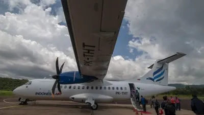 Sejumlah penumpang menaiki pesawat menuju Makassar di Bandara Sorowako, Luwu Timur, Sulawesi Selatan, Minggu (31/3/2019). Bandara yang dikelola khusus oleh PT. Vale Indonesia tersebut kini telah dapat dimanfaatkan masyarakat umum sesuai kesepakatan dengan pemerintah setempat. ANTARA FOTO/Basri Marzuki/nz