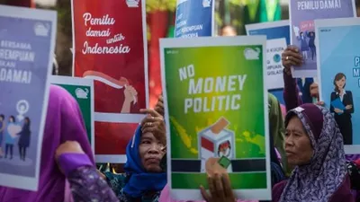 Sejumlah orang yang tergabung dalam Koalisi Perempuan Indonesia (KPI) Daerah Istimewa Yogyakarta (DIY) melakukan aksi damai di Kantor DPRD Provinsi DI Yogyakarta, Selasa (9/4/2019). Mereka mengajak seluruh elemen masyarakat untuk membangun pemilu damai 2019, tidak golput serta menolak praktik politik uang. ANTARA FOTO/Andreas Fitri Atmoko/aww.