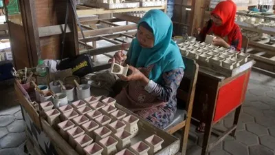 Ilustrasi--Pekerja membuat keramik yang kini produksinya mengalami penurunan sebesar 30 persen akibat tersaingi produk India di sentra industri keramik, Malang, Jawa Timur, Senin (17/6/2019). Asosiasi Aneka Industri Keramik Indonesia (Asaki) mendesak pemerintah memberlakukan Bea Masuk Tindakan Pengamanan (BMTP) terhadap seluruh keramik impor termasuk produk dari India guna melindungi industri keramik dalam negeri sekaligus menekan angka impor keramik yang mencapai 80,32 juta meter persegi per tahun ANTARA F