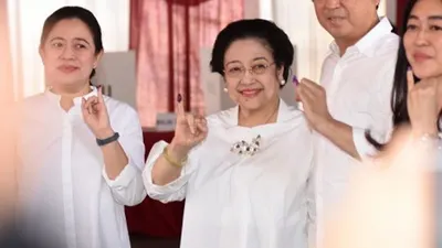 Ketua Umum PDI Perjuangan yang juga Presiden kelima RI Megawati Soekarnoputri (tengah) bersama putrinya Puan Maharani (kiri) dan putranya Muhammad Prananda Prabowo (kedua kanan) menunjukkan jarinya yang telah dicelup tinta seusai menggunakan hak pilihnya pada Pemilu 2019 di TPS 62, Kebagusan, Jakarta, Rabu (17/4/2019). ANTARA FOTO/Indrianto Eko Suwarso/aww.