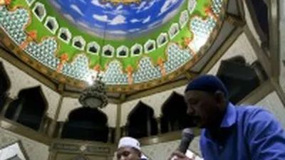 Ilustrasi--Umat muslim bertadarus membaca Alquran pada malam pertama bulan suci Ramadhan 1440 Hijriah di Masjid Syuhada Lhokseumawe, Aceh, Senin (6/5/2019) dini hari. Umat muslim memperbanyak amalan selain berpuasa dengan membaca Alquran, itikaf, berzikir dan shalat sunnah di bulan suci Ramadhan. ANTARA FOTO/Rahmad/wsj.