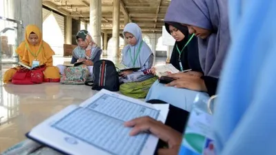 Santri belajar menghafal Alquran di Masjid Baitussalihin, Banda Aceh, Selasa (7/6/2019). Program pelatihan menghafal Alquran pada bulan Ramadhan 1440 H tersebut yang diikuti ratusan santri itu bertujuan meningkatkan kemampuan menghafal Alquran dan meningkatkan pemahaman mereka. ANTARA FOTO/Ampelsa/aww.