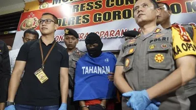 Ilustrasi--Kapolres Gorontalo Kota AKBP Robin Lumban Raja (kanan) didampingi Kasatreskrim AKP Hendy Senonugroho (kiri) menunjukan tersangka perampokan dan pembunuhan berinisial K (34) (tengah) kepada wartawan di Mapolres Gorontalo Kota, Kota Gorontalo, Gorontalo, Sabtu (23/3/2019) malam. Tersangka ditangkap di Kabupaten Luwu, Sulawesi Selatan setelah melarikan diri usai melakukan pembunuhan dua warga dan melukai dua orang lainnya pada Senin (18/3) lalu. ANTARA FOTO/Adiwinata Solihin/pd.