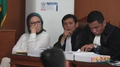 Terdakwa kasus dugaan penyebaran berita bohong atau hoaks Ratna Sarumpaet (kiri) didampingi penasehat hukumnya saat mengikuti sidang lanjutan di PN Jakarta Selatan, Jakarta, Selasa (23/4/2019). Sidang tersebut dengan agenda mendengarkan keterangan saksi dari dokter bedah plastik sekaligus penyanyi, Tompi, dan Rocky Gerung ANTARA FOTO/Reno Esnir/hp.