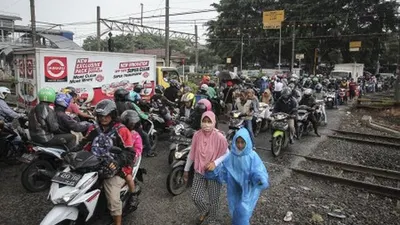 Ilustrasi--Warga dan pengguna kendaraan melintas di perlintasan kereta JPL 66 di Cakung, Jakarta, Jumat (10/5/2019). Pemerintah Provinsi DKI Jakarta terhitung Jumat (10/5) pukul 24.00 WIB, menutup perlintasan kereta JPL 66 Cakung dalam rangka pengaktifan jalur Double-Double Track (DDT) segmen Jatinegara-Cakung. ANTARA FOTO/Dhemas Reviyanto/ama.
