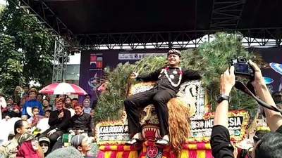 Wali Kota Bogor, Bima Arya menaiki reog ponogoro saat Helaran Budaya Hari jadi Bogor 2018