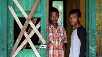 Dua orang imigran Rohingya asal Myanmar berdiri di pintu barak tempat penampungan sementara area SKB Cot Gapu, Kabupaten Bireuen, Aceh, Sabtu (30/3/2019). Dari 79 imigran etnis muslim Rohingya yang ditampung di SKB Cot Gapu pascaterdampar di perairan Bireuen Aceh pada 20 April 2018 itu kini hanya tersisa dua orang atas nama Mohamed Islam dan Mohamed Yusuf, sementara 77 orang lainnya dilaporkan telah melarikan diri dari tempat penampungan. ANTARA FOTO/Rahmad/wsj.