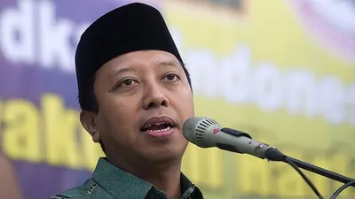 Rommy Habiskan Waktu dengan Membaca Buku