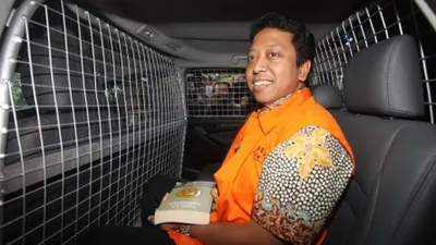 Tersangka kasus dugaan suap terkait seleksi pengisian jabatan di Kementerian Agama, Romahurmuziy (kanan) berjalan memasuki gedung KPK untuk menjalani pemeriksaan penyidik di Gedung KPK, Jakarta, Jumat (3/5/2019) . KPK memeriksa Romahurmuziy sebagai tersangka terkait kasus dugaan jual beli jabatan di Kementerian Agama tahun 2018-2019. ANTARA FOTO/Reno Esnir/foc.