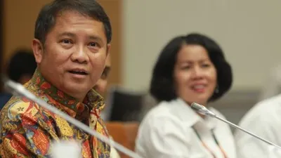 Menkominfo Rudiantara (kiri) menghadiri Rapat Kerja (Raker) dengan Komisi I DPR di Kompleks Parlemen Senayan, Jakarta, Senin (13/5/2019). Rapat kerja tersebut membahas tentang evaluasi pengamanan infrastruktur TIK pada Pemilu 2019 dan juga evaluasi Program Palapa Ring Sosialisasi dan Strategi Pemanfaatannya. ANTARA FOTO/Muhammad Iqbal/ama.