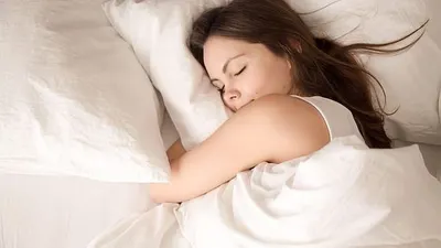 Wah 5 Benda Ini Tidak Boleh Disimpan di Bawah Bantal Saat Tidur