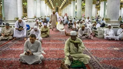 Sejumlah umat muslim bertadarus Alquran di Masjid Nabawi, Madinah, Arab Saudi, Rabu (8/5/2019). Umat muslim dari berbagai negara menghabiskan waktu pada bulan suci Ramadhan dengan mengikuti sejumlah kajian Islam, memperbanyak salat sunnah, zikir dan membaca Alquran di dalam maupun di sekitar Masjid Nabawi. ANTARA FOTO/Aji Styawan/wsj.