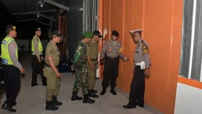 Ilustrasi--Petugas pengamanan gabungan yang terdiri dari Polisi, TNI, dan Satpol PP memeriksa kunci gudang tempat penyimpanan logistik KPU Kota Denpasar saat inspeksi keamanan jelang Pemilu 2019, Kamis (4/4/2019) malam. Patroli terpadu tersebut untuk memastikan keamanan dan ketertiban masyarakat Bali menjelang pesta demokrasi tersebut berjalan kondusif dan lancar. ANTARA FOTO/Nyoman Hendra Wibowo/nym/hp.
