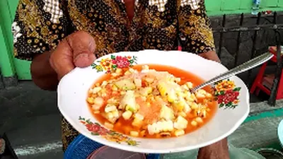 Segernya Asinan Jagung Bakar Pak Sabur di Suryakencana. (ayobogor.com/Husnul Khatimah)