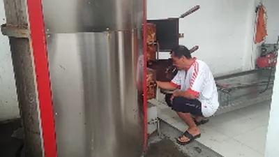 Joko Susilo (57), warga Perum Tytyan Kencana RT/RW 12/06, Kelurahan Margamulya, Kecamatan Bekasi Utara, Kota Bekasi, membuat alat pembakar sampah atau incinerator untuk membantu memusnahkan sampah di lingkungannya.  (ayobekasi.net/Ananda MF)