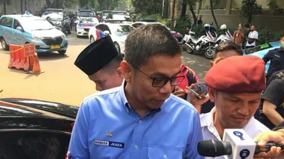 Sekjen Partai Demokrat Hinca Panjaitan tiba di kediaman Prabowo Subianto di Jalan Kertanegara IV, Jakarta, Kamis. (ANTARA/Imam B)