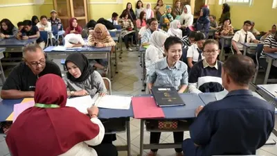 Ilustrasi--Sejumlah siswa dan orang tua murid mendaftar seleksi Penerimaan Peserta Didik Baru (PPDB) menggunakan komputer di SMAN 1 Jakarta, Jakarta, Senin (24/6/2019). Sistem PPDB Jakarta Pendaftaran Penerimaan Peserta Didik Baru (PPDB) DKI Jakarta menggunakan tiga jalur penerimaan yakni jalur zonasi atau pemetaan wilayah sebanyak 90 persen, jalur prestasi sebesar lima persen dan jalur perpindahan orang tua wali sebesar lima persen, yang berlangsung dari tanggal 24-26 Juni 2019. ANTARA FOTO/Galih Pradipta/