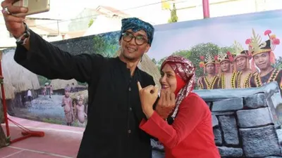 Ilustrasi--Warga yang menggunakan pakaian adat berswafoto usai melakukan pencoblosan Pemilu 2019 di TPS 25 Serpong Utara, Tangerang Selatan, Banten, Rabu (17/4/2019). ANTARA FOTO/Muhammad Iqbal/aww.