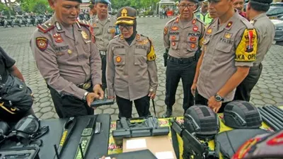 Ilustrasi--Kapolres Tegal Kota AKBP Siti Rondhijah (kedua kiri) memeriksa senjata api saat Apel Kesiapan Sarpras di Polres Tegal Kota, Jawa Tengah, Kamis (11/4/2019). Pemeriksaan peralatan penunjang tugas Polisi mulai dari kendaraan dan senjata api tersebut sebagai persiapan pengamanan pelaksanaan Pemilu serentak pada 17 April mendatang. ANTARA FOTO/Oky Lukmansyah/ama.