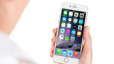 518521481 Koszalin, Poland - October 07, 2014: Close-up shot of iPhone 6 hand-held by woman on white background. Devices displaying the applications on the home screen. iPhone 6 (4.7 inches) is next generation smartphone from Apple. Device displaying the applications on the home screen. (Getty Images/Krystian Nawrocki) (Getty Images/Krystian Nawrocki/)