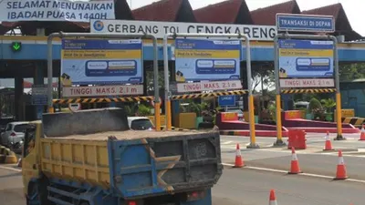 Ilustrasi--Pengendara mobil memasuki Gerbang Tol (GT) Cengkareng untuk melakukan transaksi pembayaran di Tangerang, Banten, Minggu (12/5/2019). Pemerintah melalui PT. Jasa Marga melakukan penyesuaian tarif Tol Sedyatmo atau Tol Bandara Soetta pada Minggu (12/5), antara lain untuk Gol 1 naik dari Rp. 7.000 menjadi Rp. 7.500, Gol II dan III dari Rp. 8.500 menjadi Rp. 10.000 dan untuk Gol IV dan V mengalami turun Rp. 1.500 - Rp. 4.000, yakni dari Rp. 12.500 menjadi Rp. 11.000 untuk Gol IV dan Rp. 15.000 menjad
