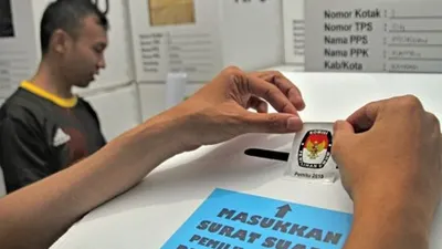 Pekerja menyegel kotak suara saat memasukkan logistik tambahan dari KPU Pusat yang baru tiba malam hari di gudang KPU Daerah, di Kendari, Sulawesi Tenggara, Minggu (14/4/2019). KPU Daerah Kendari baru menerima surat suara tambahan dari KPU Pusat sekitar 23 ribu lembar setelah sebelumnya menerima 27 ribu lembar surat suara, sementara untuk formulir C1 Plano pihak KPU Daerah Kendari belum menerima menjelang pencoblosan Pemilu 2019 pada Rabu 17 April 2019. ANTARA FOTO/Jojon/ama.
