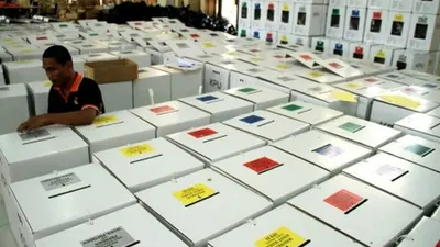 Ilustrasi--Pekerja mengemas kertas suara untuk didistribusikan di Gudang Logistik Pemilu 2019 KPU Kabupaten Mamuju, Sulawesi Barat, Kamis (11/4/2019). Logistik pemilu tersebut selanjutnya didistribusikan ke sejumlah pulau dan daerah terpencil di kabupaten Mamuju. ANTARA FOTO/Akbar Tado/aww.